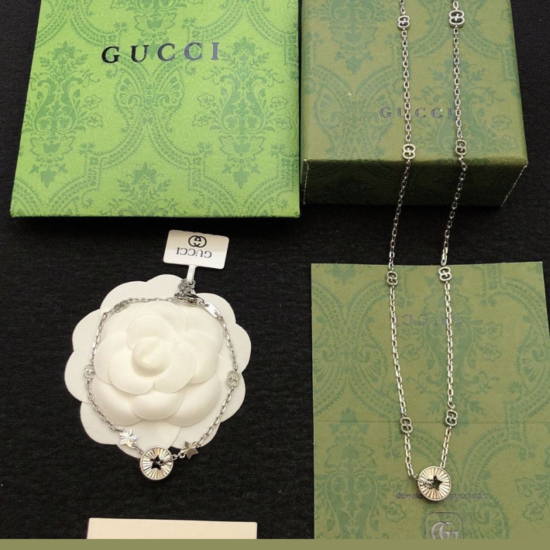 G*u*i necklaces
